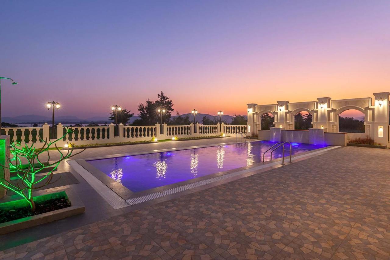Stayvista'S Lake La Vie - Tranquil Lake-View Villa Amidst Farmland With Pool And Poolside Gazebo - Proximity To Sula Нашик Екстер'єр фото