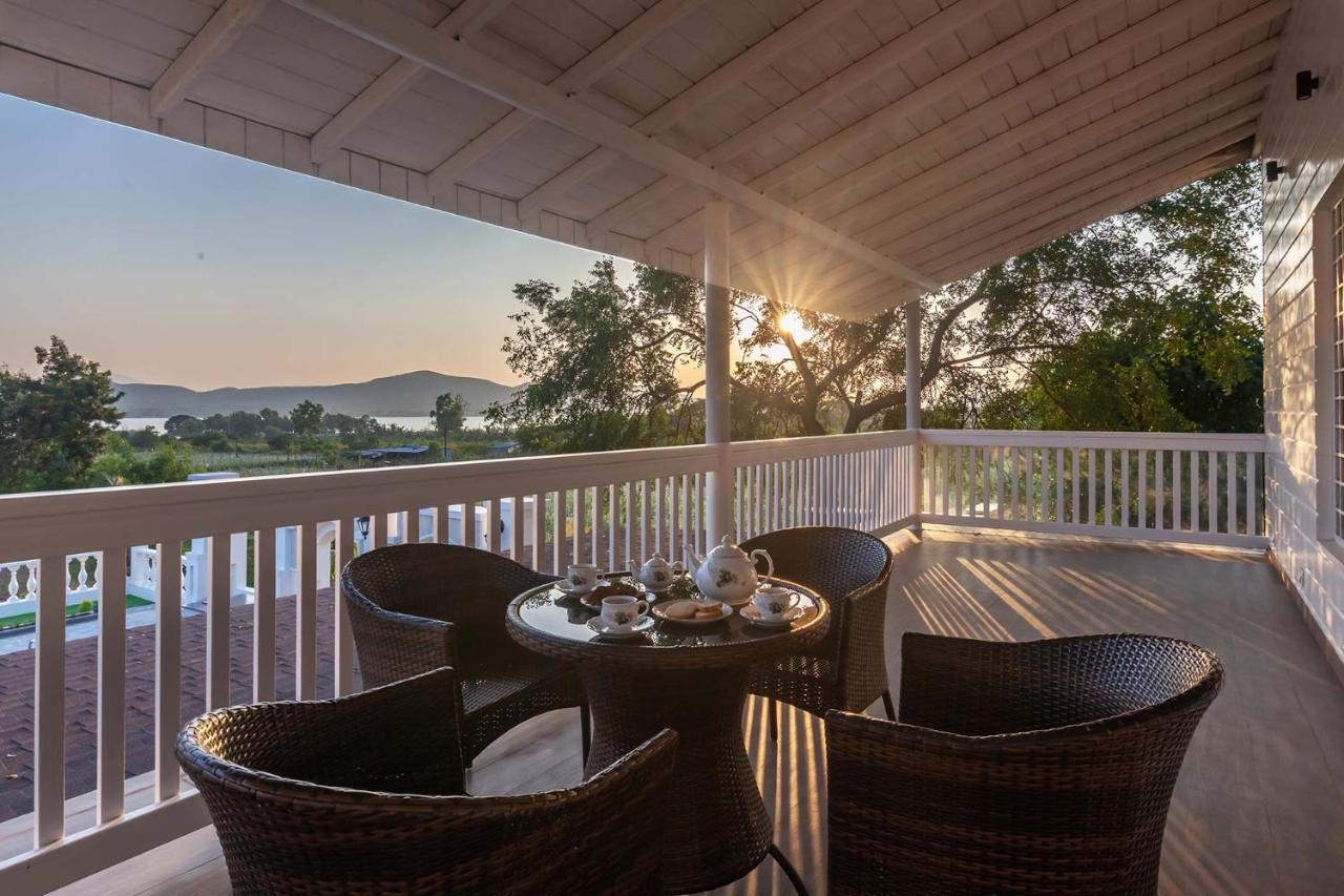 Stayvista'S Lake La Vie - Tranquil Lake-View Villa Amidst Farmland With Pool And Poolside Gazebo - Proximity To Sula Нашик Екстер'єр фото