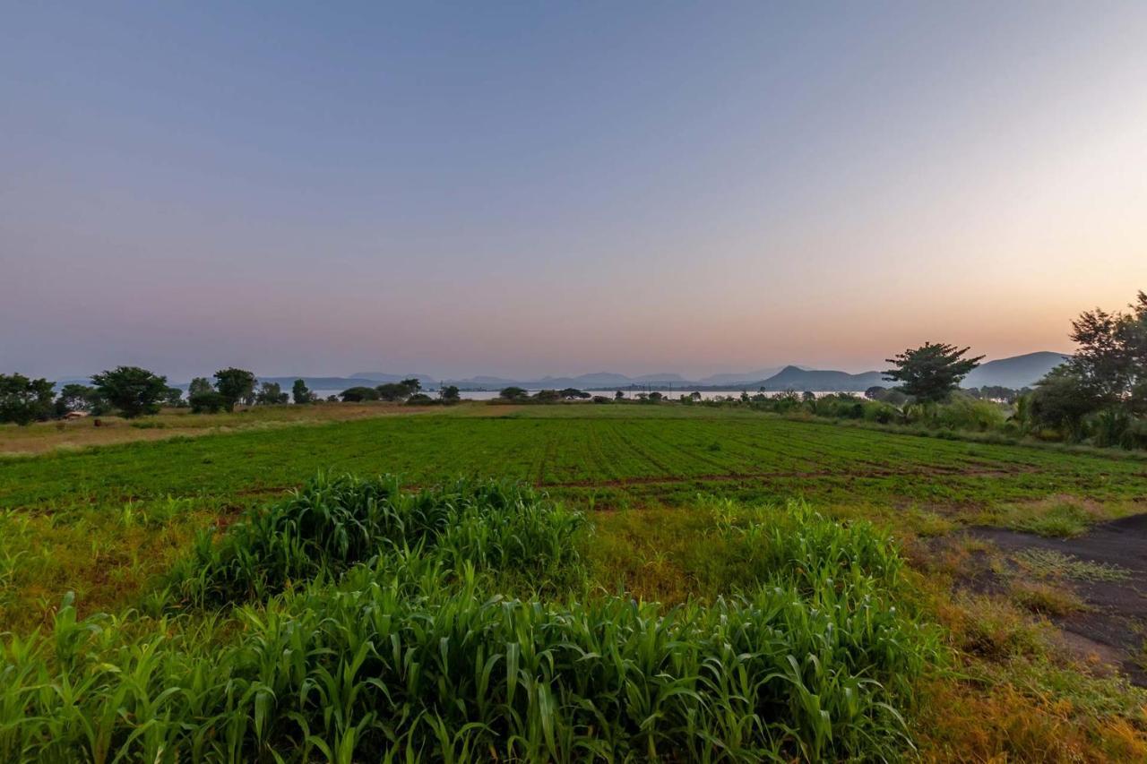 Stayvista'S Lake La Vie - Tranquil Lake-View Villa Amidst Farmland With Pool And Poolside Gazebo - Proximity To Sula Нашик Екстер'єр фото