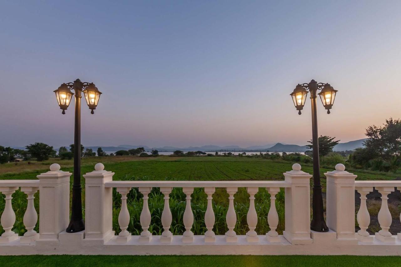 Stayvista'S Lake La Vie - Tranquil Lake-View Villa Amidst Farmland With Pool And Poolside Gazebo - Proximity To Sula Нашик Екстер'єр фото