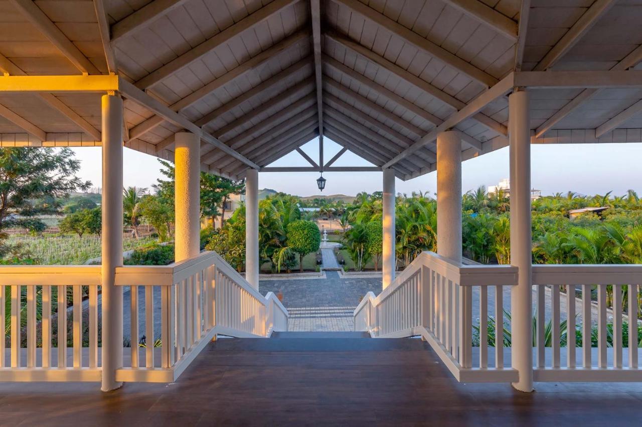 Stayvista'S Lake La Vie - Tranquil Lake-View Villa Amidst Farmland With Pool And Poolside Gazebo - Proximity To Sula Нашик Екстер'єр фото