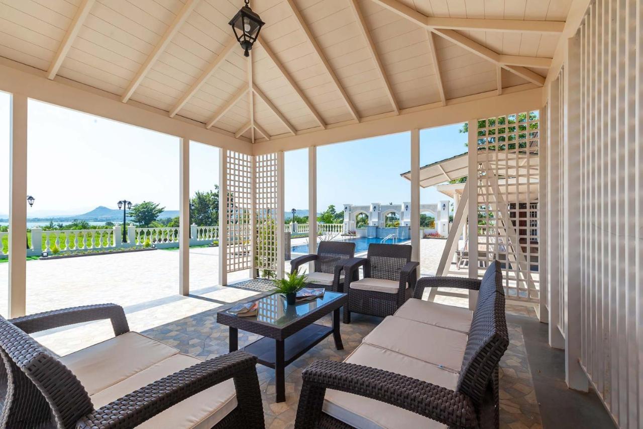 Stayvista'S Lake La Vie - Tranquil Lake-View Villa Amidst Farmland With Pool And Poolside Gazebo - Proximity To Sula Нашик Екстер'єр фото