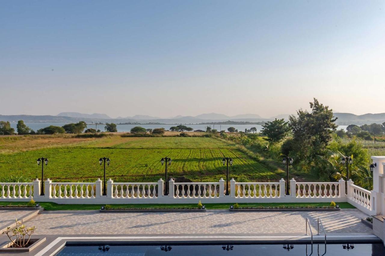 Stayvista'S Lake La Vie - Tranquil Lake-View Villa Amidst Farmland With Pool And Poolside Gazebo - Proximity To Sula Нашик Екстер'єр фото