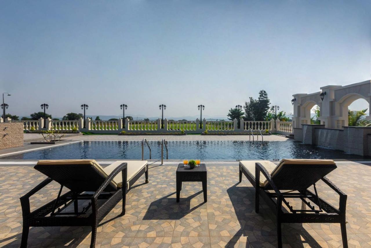 Stayvista'S Lake La Vie - Tranquil Lake-View Villa Amidst Farmland With Pool And Poolside Gazebo - Proximity To Sula Нашик Екстер'єр фото